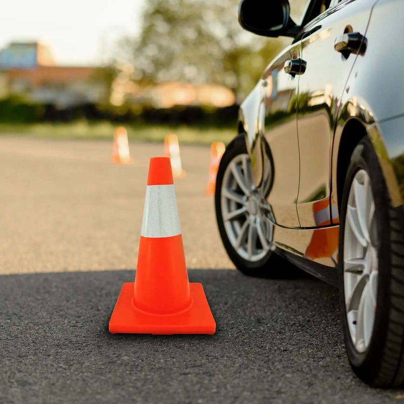 Cono-de-seguridad-de-45-cm-con-base-cuadrada-y-cinta-reflectiva-de-alta-visibilidad