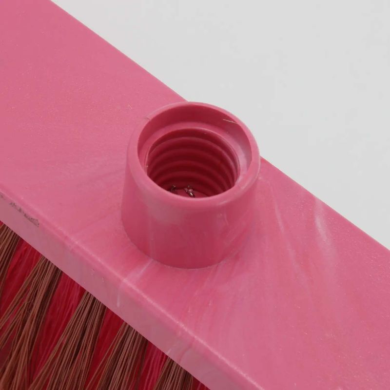 Escoba-con-cabeza-roscable-y-cuerpo-plastico-y-cerdas-plumadas-suaves