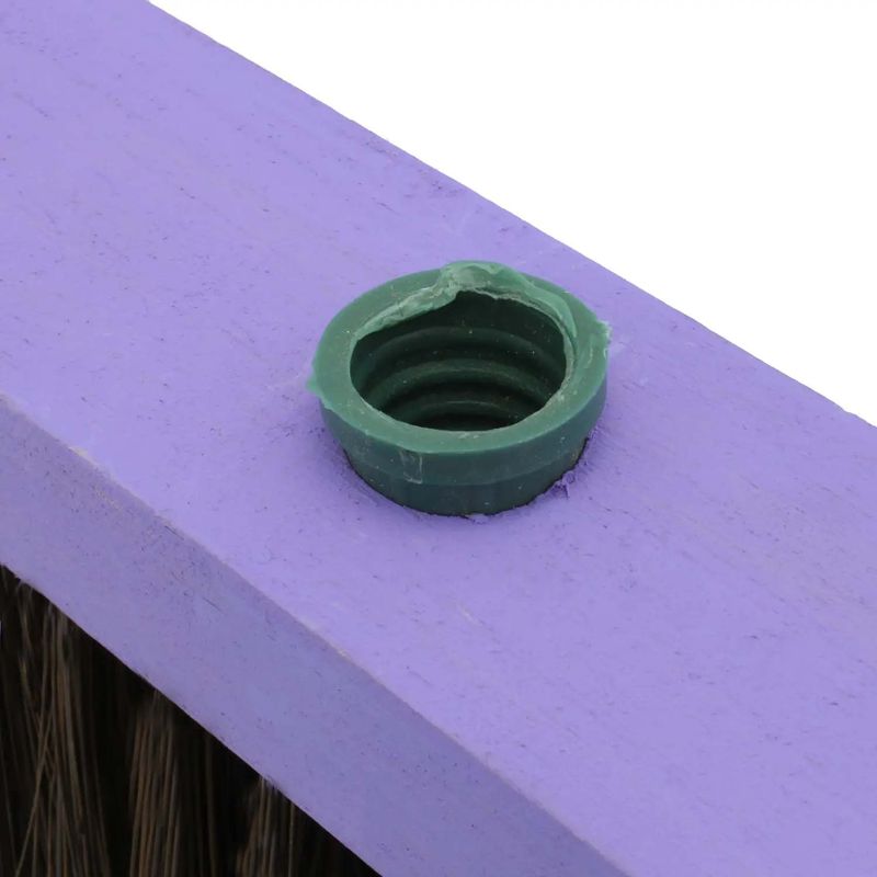 Escoba-Con-cabeza-roscable-y-cuerpo-de-madera-de-30-cm-y-cerdas-naturales