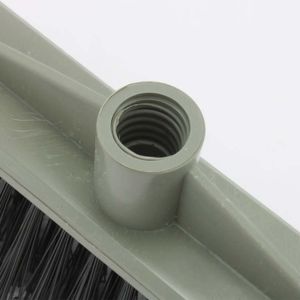 Escoba con cabeza roscable cuerpo de plástico y cerdas rígidas diseñadas especialmente para exteriores - LA BRUJITA