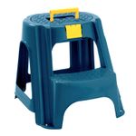 Escalera-de-2-escalones-con-base-y-patas-antideslizantes.-Su-escalon-superior-cuenta-con-un-baul-portaherramientas
