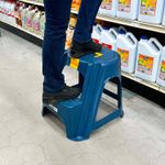 Escalera-de-2-escalones-con-base-y-patas-antideslizantes.-Su-escalon-superior-cuenta-con-un-baul-portaherramientas