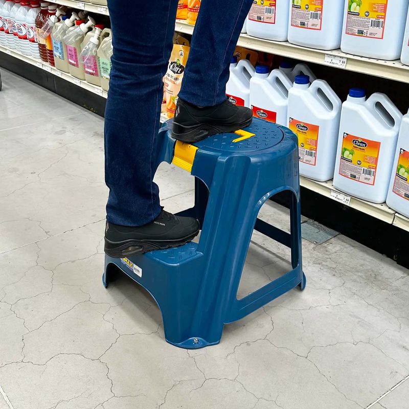 Escalera-de-2-escalones-con-base-y-patas-antideslizantes.-Su-escalon-superior-cuenta-con-un-baul-portaherramientas