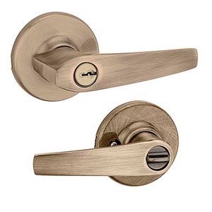 Juego manija para dormitorio estándar con seguro de diseño DELTA de acabado en latón antiguo - KWIKSET