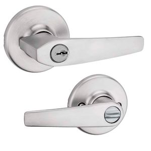 Juego manija para dormitorio estándar con seguro de diseño DELTA de acabado cromo satinado - KWIKSET