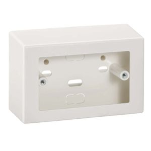 Caja para tomacorriente de toma universal, ofrece un alto grado de protección a los mecanismos alojados en su interior - DEXSON
