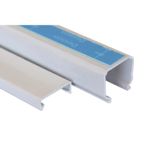 Canaleta-de-PVC-de-2-m-x-25mm-x-25mm.-Diseño-de-1-compartimiento-con-fijacion-adhesiva