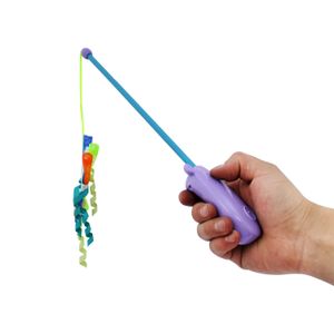 Juguete para gato de 30 cm tipo varita con 1 tira de nylon que está decorada con cintas de colores y un cascabel - TINYS