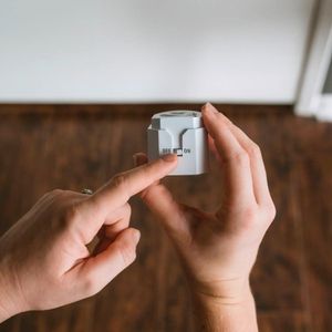 Alarma STOP para puertas tipo atranca puertas con sistema que se activa una vez que la puerta se abre - SABRE