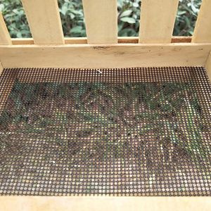 Alimentador de pájaros de diseño tipo banca colgante con malla. Perfecta para colocar semillas en su base - ORGILL