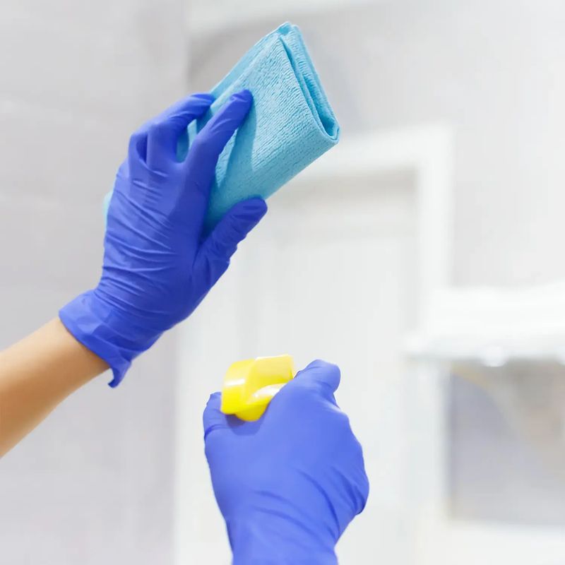 Guantes-de-examinacion-de-nitrilo-talla-MEDIUM.-Ideales-para-mantener-las-manos-a-salvo-de-virus--pack-x-100