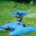 Aspersor-de-impulso-plastico-de-2-vias-con-base.-Se-ajusta-hasta-los-400-m2-de-area-de-riego-con-un-giro-de-360º