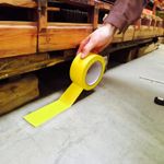 Cinta-adhesiva-de-señalizacion-de-48-mm-x-33-metros.-Perfecta-para-delinear-o-marcar-zonas-de-transito-y-areas-de-trabajo