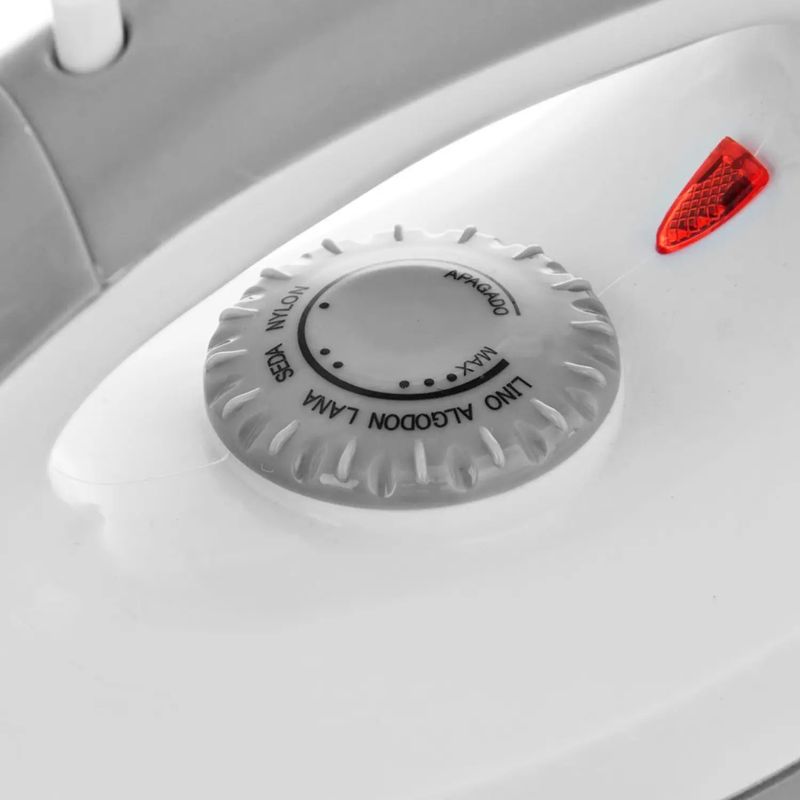 Plancha-clasica-con-base-antiadherente-sin-vapor-perilla-con-control-de-temperatura-y-aspersor-de-rocio