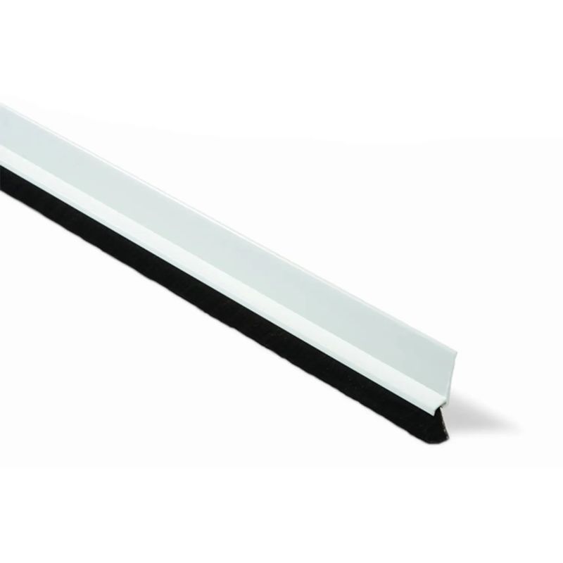 Platina-barredora-autoadhesiva-de-1-m-x-3.7-cm-elaborada-en-vinilo-plastico-rigido.-Sella-aberturas-hasta-1-cm