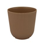 Maceta-redonda-pequeña-de-11.5-cm-de-diametro-con-diseño-de-lineas-verticales-de-alto-relieve.-Cafe-K-HOME