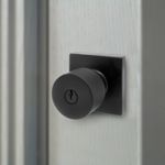 Cerradura-para-dormitorio-de-acabado-mate-a-base-de-laton-rigido--ideal-para-todo-tipo-de-puertas.-Incluye-2-llaves.-Negro-KWIKSET