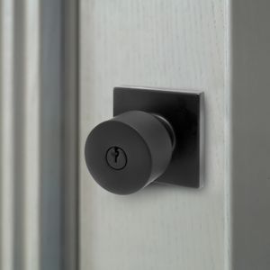 Cerradura para dormitorio de latón rígido de acabado mate. - KWIKSET
