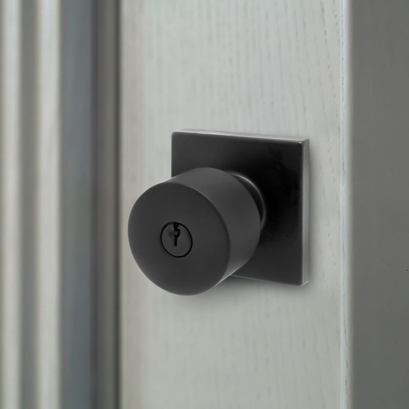 Cerradura-para-dormitorio-de-acabado-mate-a-base-de-laton-rigido--ideal-para-todo-tipo-de-puertas.-Incluye-2-llaves.-Negro-KWIKSET