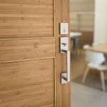 Juego-de-entrada-para-puerta-principal-de-acero-reforzado--resistente-a-golpes-cortes-perforaciones-y-ganzuas.-Plateado-KWIKSET