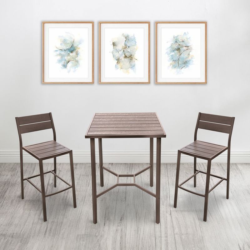 Mesa-para-bar-con-sillas-de-estructura-metalica-con-apliques-de-diseño-tipo-tablones-de-madera.-Incluye-2-sillas-altas.-Cafe-ORGILL