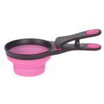 Recogedor-de-comida-para-mascotas-con-estructura-de-plastico-y-base-colapsable-de-silicona.-Incluye-un-clip-para-bolsas.
