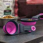 Recogedor-de-comida-para-mascotas-con-estructura-de-plastico-y-base-colapsable-de-silicona.-Incluye-un-clip-para-bolsas.