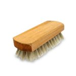Cepillo-limpia-zapatos-de-tamaño-compacto-fabricado-en-madera-100--natural-con-cerdas-naturales-de-textura-suave.