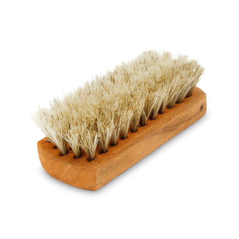 Cepillo-limpia-zapatos-de-tamaño-compacto-fabricado-en-madera-100--natural-con-cerdas-naturales-de-textura-suave.