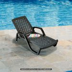 Silla-asoleadora-con-diseño-de-rombos-lisos-y-respaldo-alto-de-plastico-suave-con-opcion-reclinable-de-3-posiciones.