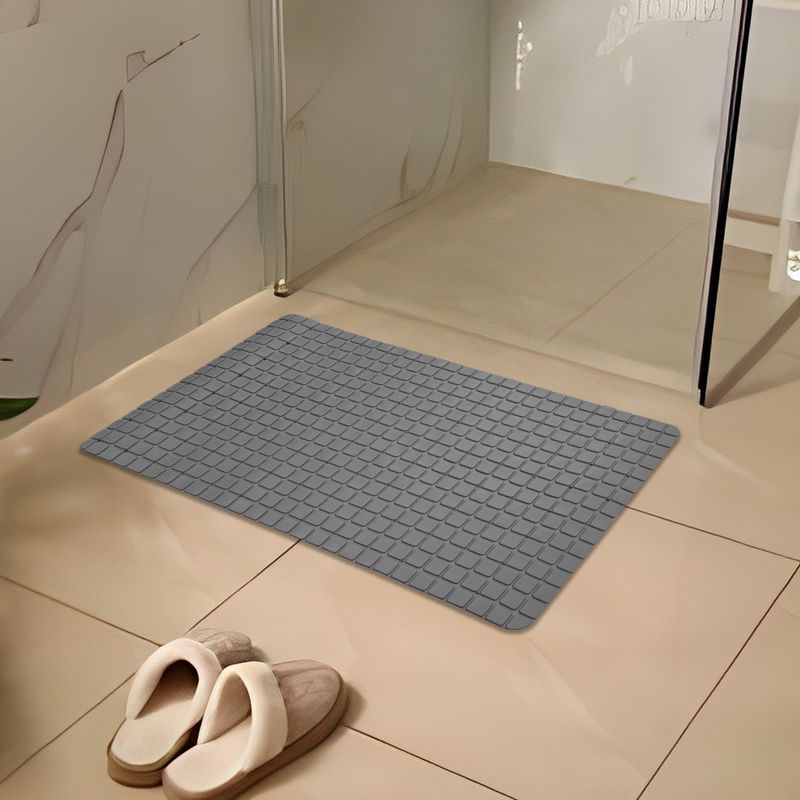 Alfombra-de-baño-antideslizante-de-fabricacion-plastica-con-diseño-de-CUADROS-antiderrapantes-y-base-con-ventosas.