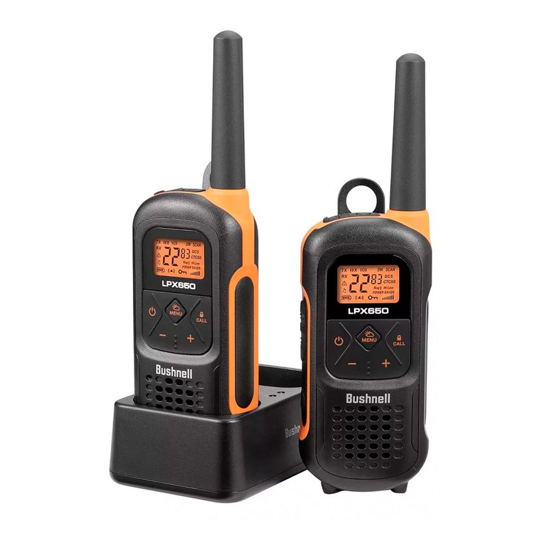 Juego-de-2-radios-WALKIE-TALKIE-de-dos-vias-de-42-millas--68-km--y-70-canales.-Incluye-base-y-6-baterias-recargables.