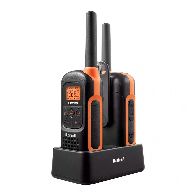 Juego-de-2-radios-WALKIE-TALKIE-de-dos-vias-de-42-millas--68-km--y-70-canales.-Incluye-base-y-6-baterias-recargables.