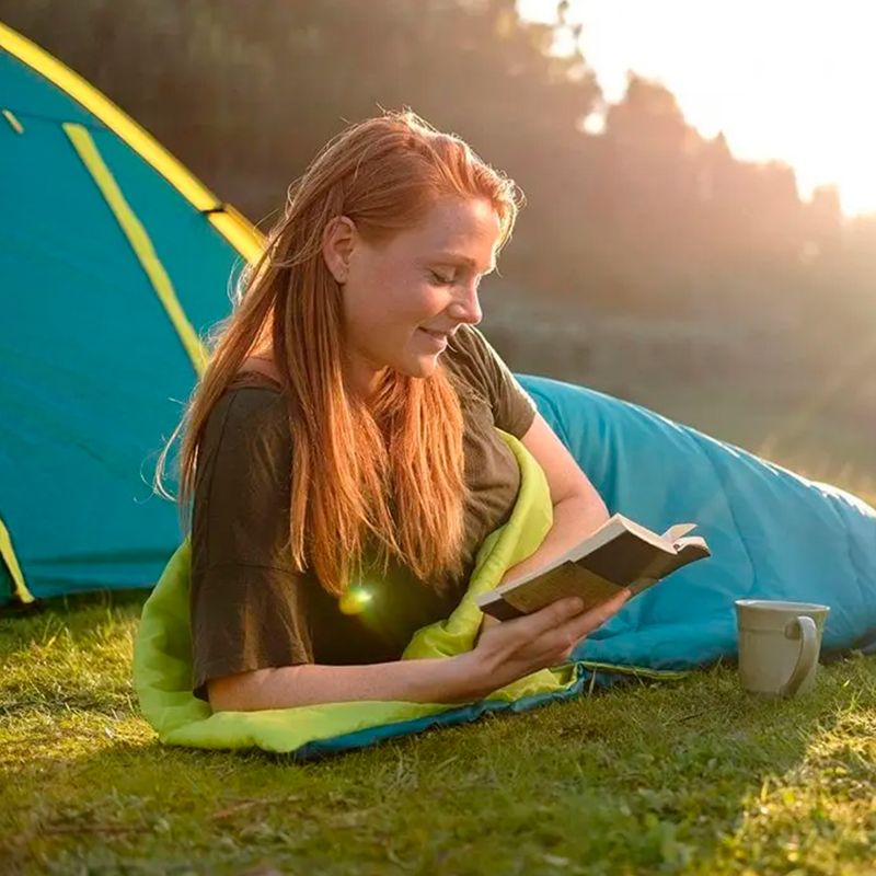 Sleeping-bag-para-dormir-compacto-sin-cremallera--con-aislamiento-interior-que-soporta-temperaturas-de-11ºC-hasta-7ºC.