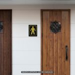 Letrero-rigido-con-simbologia-estandarizada-de-BAÑO-HOMBRES.-Incluye-cinta-doble-faz-para-montaje-de-letrero.
