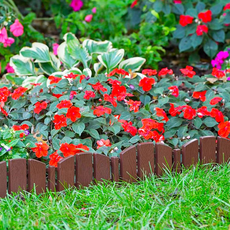 Cerca-para-jardin-decorativa-con-diseño-de-TABLAS-DE-MADERA.-Incluye-8-modulos-que-se-conectan-entre-si.-Rinde-3-metros.