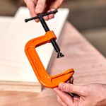 Prensa-en-C-de-3-pulgadas-fabricada-en-hierro-forjado.-Su-apertura-de-arco-es-3-pulgadas--y-profundidad-es-de-2-pulgadas.