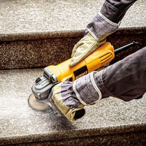 Amoladora angular de 4-1/2 pulgadas con motor de 950 W a 11000 RPM. - DEWALT