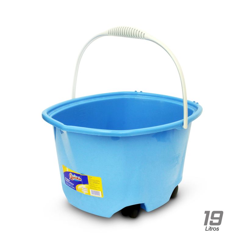 Cubeta-sobre-ruedas-multiusos-con-asa-plastica-reforzada-y-pico-de-trasvasado.-Capacidad-interna--19-litros-o-5-galones.