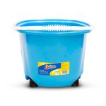 Cubeta-sobre-ruedas-multiusos-con-asa-plastica-reforzada-y-pico-de-trasvasado.-Capacidad-interna--19-litros-o-5-galones.