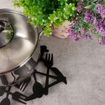 Individual-metalico-con-diseño-entramado-de-cubiertos-de-cocina-resistente-al-calor.