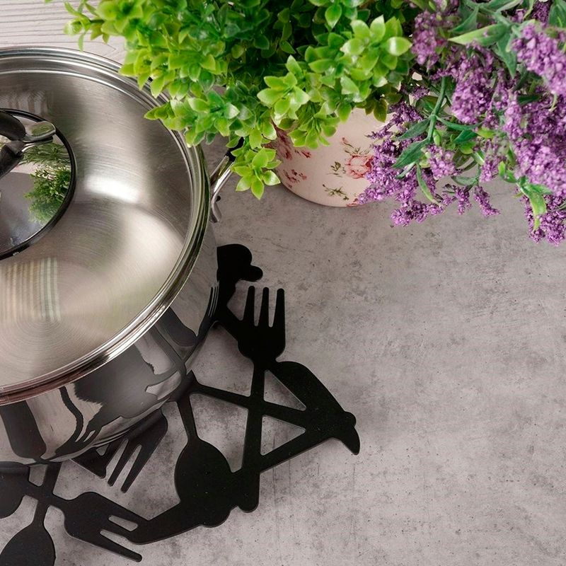 Individual-metalico-con-diseño-entramado-de-cubiertos-de-cocina-resistente-al-calor.