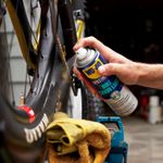 Aceite-Multiuso-WD-40-Specialist-Bike-Chain-Lube-es-un-lubricante-para-todas-las-condiciones-que-protege-las-cadenas-de-las-bicicletas-en-condiciones-secas-humedas-o-variables.-El-aerosol-en-aerosol-rapido-y-facil-de-usar-ayuda-a-prevenir-chirridos-y-prolonga-la-vida-util-de-la-cadena.