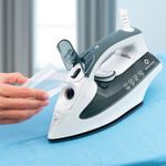 Plancha-de-vapor-con-base-ceramica-antiadherente.