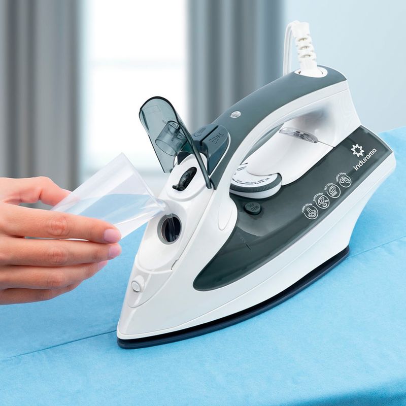 Plancha-de-vapor-con-base-ceramica-antiadherente.