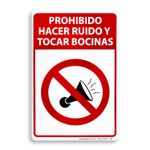 Letrero-con-mensaje-NO-HACER-RUIDO-O-TOCAR-BOCINAS.
