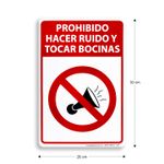 Letrero-con-mensaje-NO-HACER-RUIDO-O-TOCAR-BOCINAS.