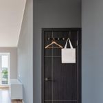 Colgador-de-puerta-negro-metalico-de-85-x-185-x-335-cm-de-diseño-moderno-con-5-asas-de-madera.
