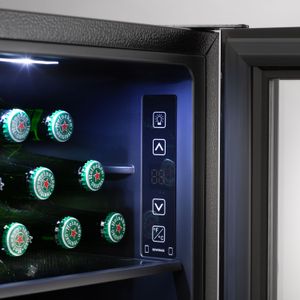 Minibar de 94 litros acabado en color negro y puerta de vidrio VFV - 120 - INDURAMA