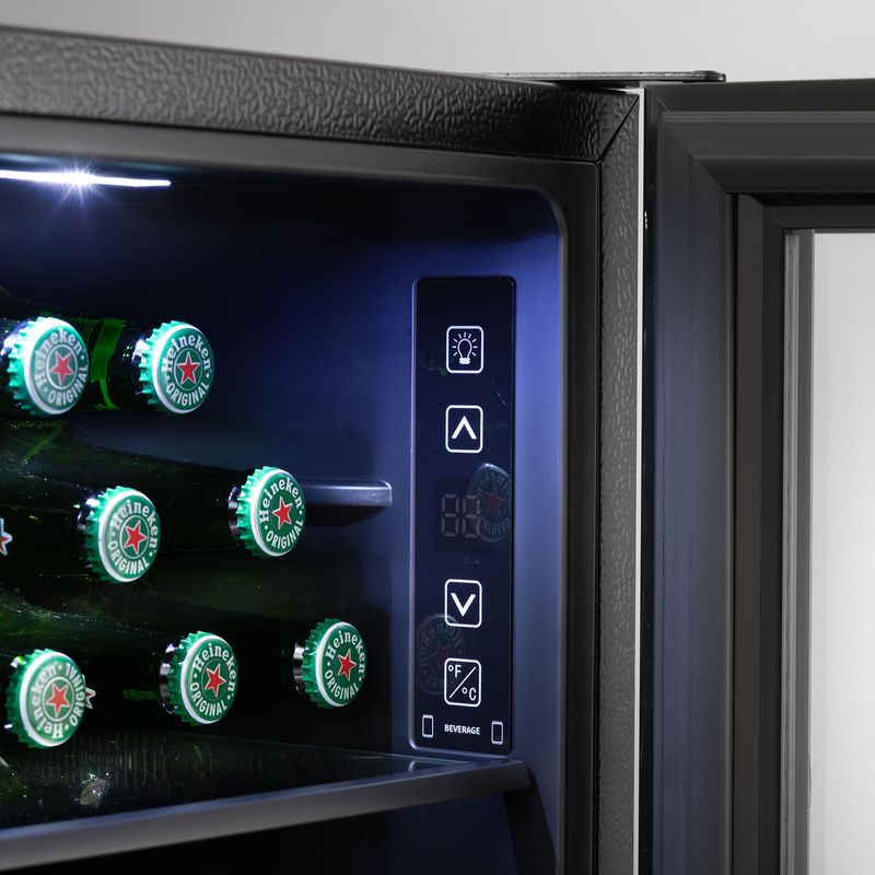Minibar-de-94-litros-acabado-en-color-negro-y-puerta-de-vidrio-VFV---120